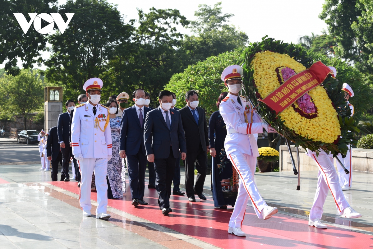 lanh dao Dang, nha nuoc dat vong hoa, tuong niem cac anh hung liet sy hinh anh 9