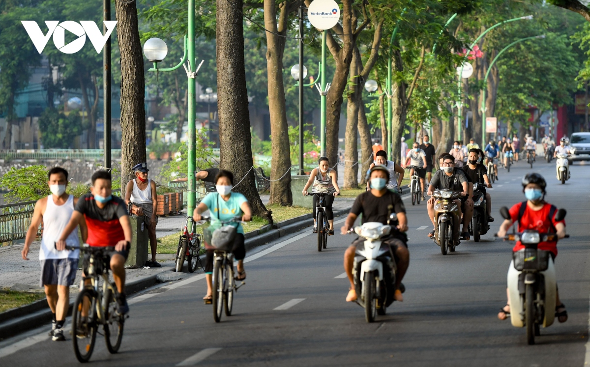 sang dau tien ha noi siet chat phong chong dich, nguoi dan van tua ra duong tap the duc hinh anh 1