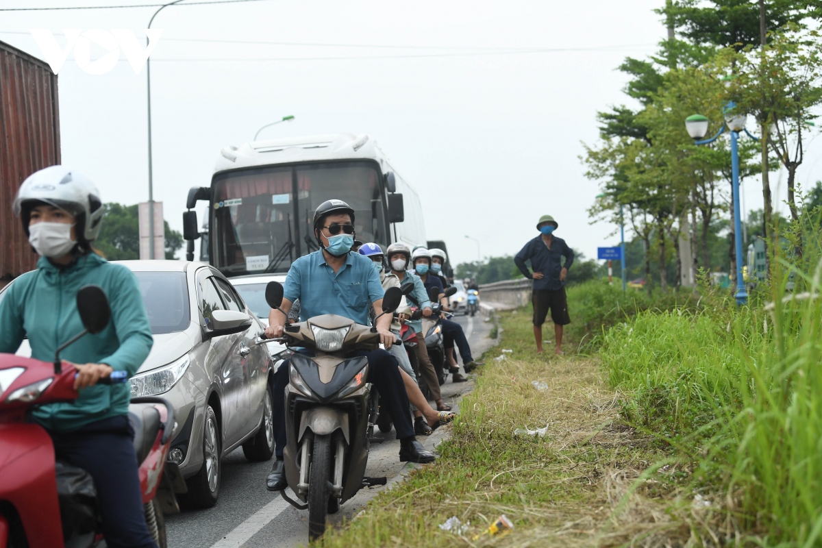 Un tac keo dai tai cua ngo ha noi ngay dau siet chat chong dich hinh anh 8