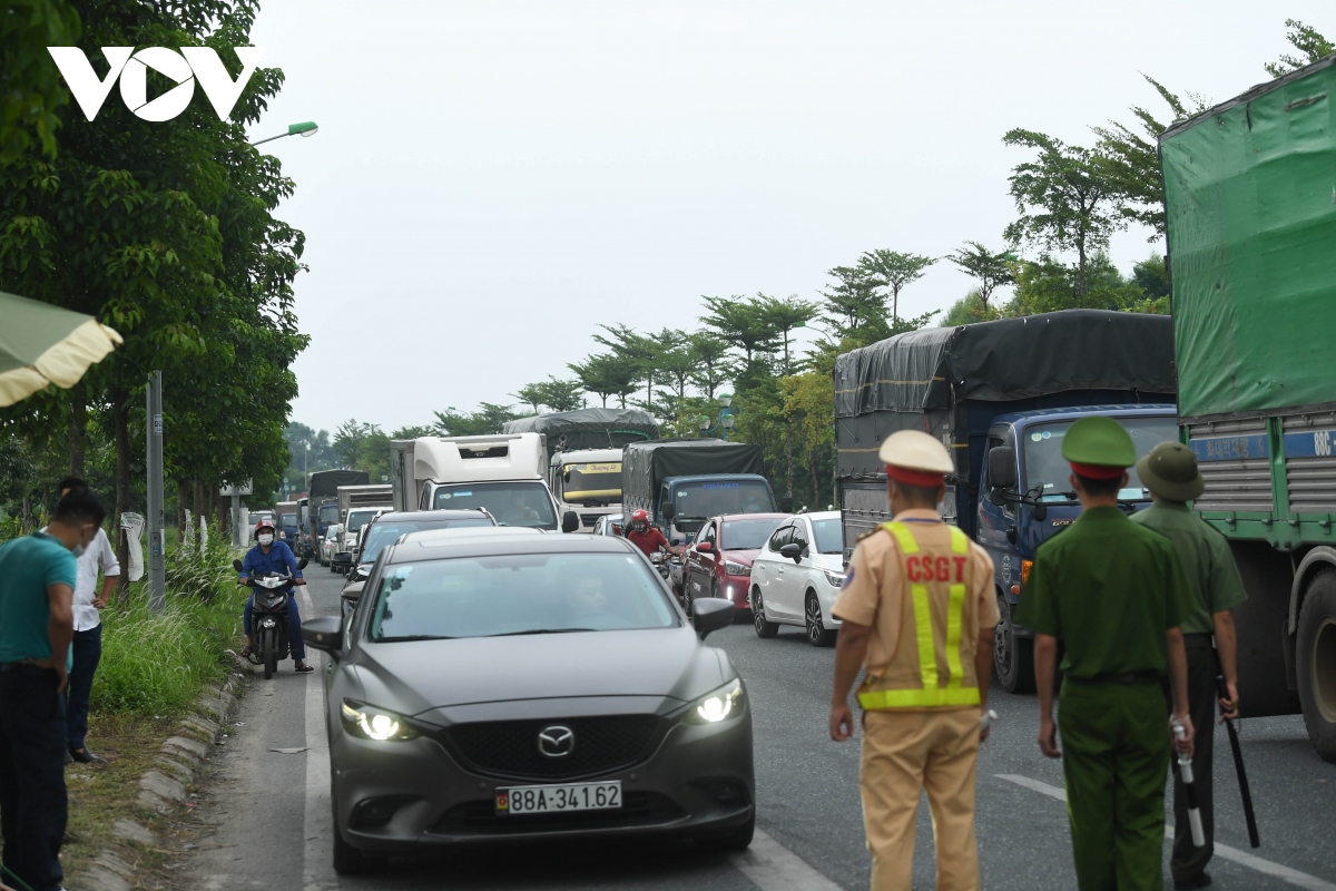 Un tac keo dai tai cua ngo ha noi ngay dau siet chat chong dich hinh anh 2