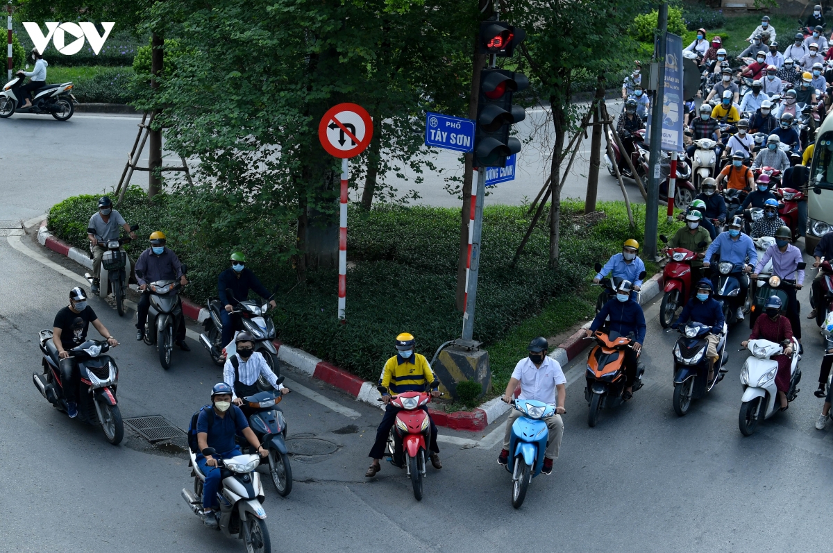 ha noi van un tac giao thong gio cao diem nhu chua he co gian cach hinh anh 14