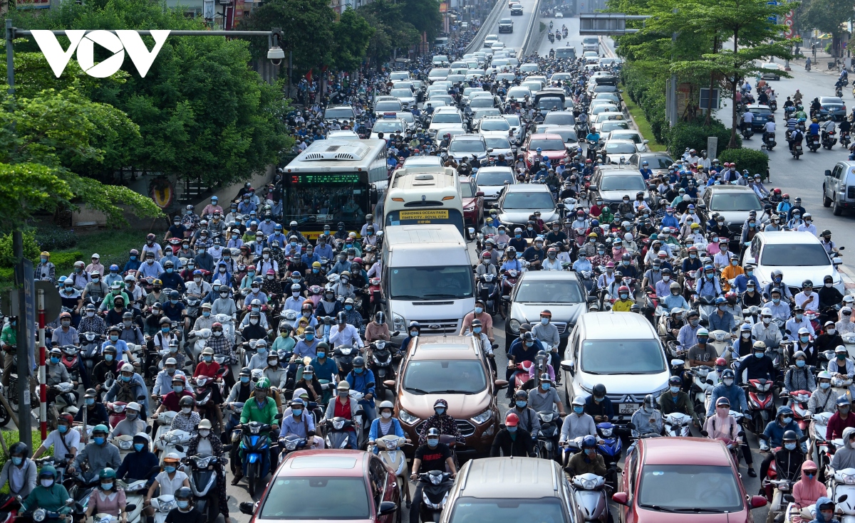 ha noi van un tac giao thong gio cao diem nhu chua he co gian cach hinh anh 1