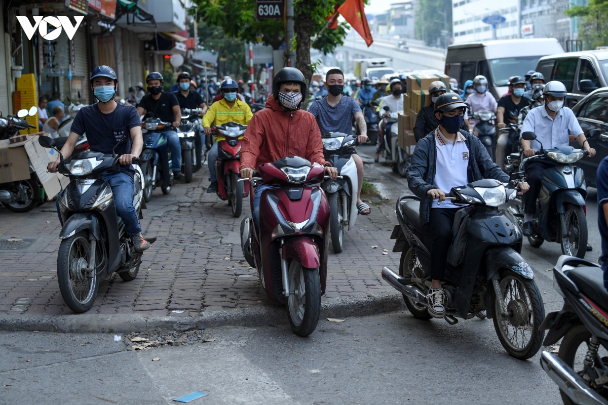 ha noi van un tac giao thong gio cao diem nhu chua he co gian cach hinh anh 6