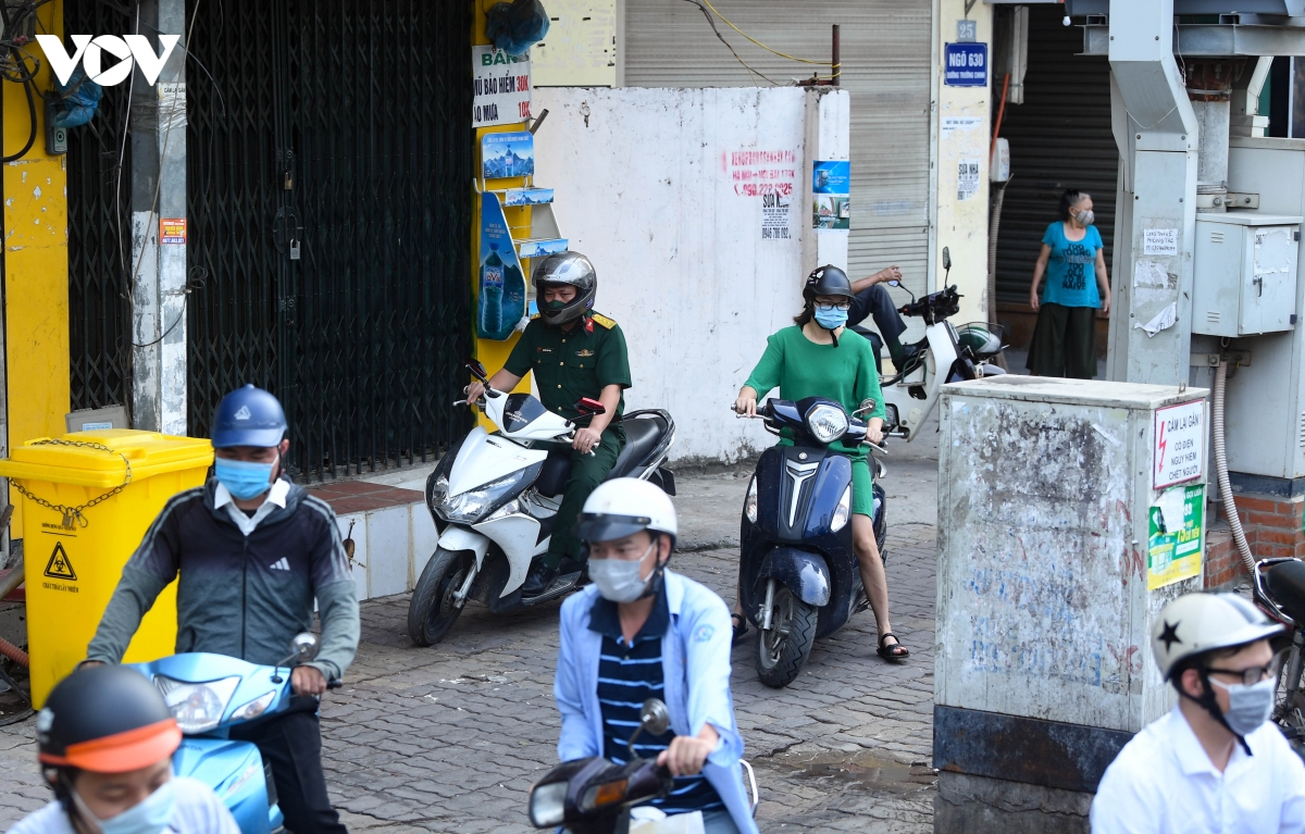 ha noi van un tac giao thong gio cao diem nhu chua he co gian cach hinh anh 9