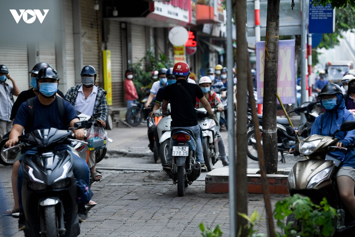 ha noi van un tac giao thong gio cao diem nhu chua he co gian cach hinh anh 7