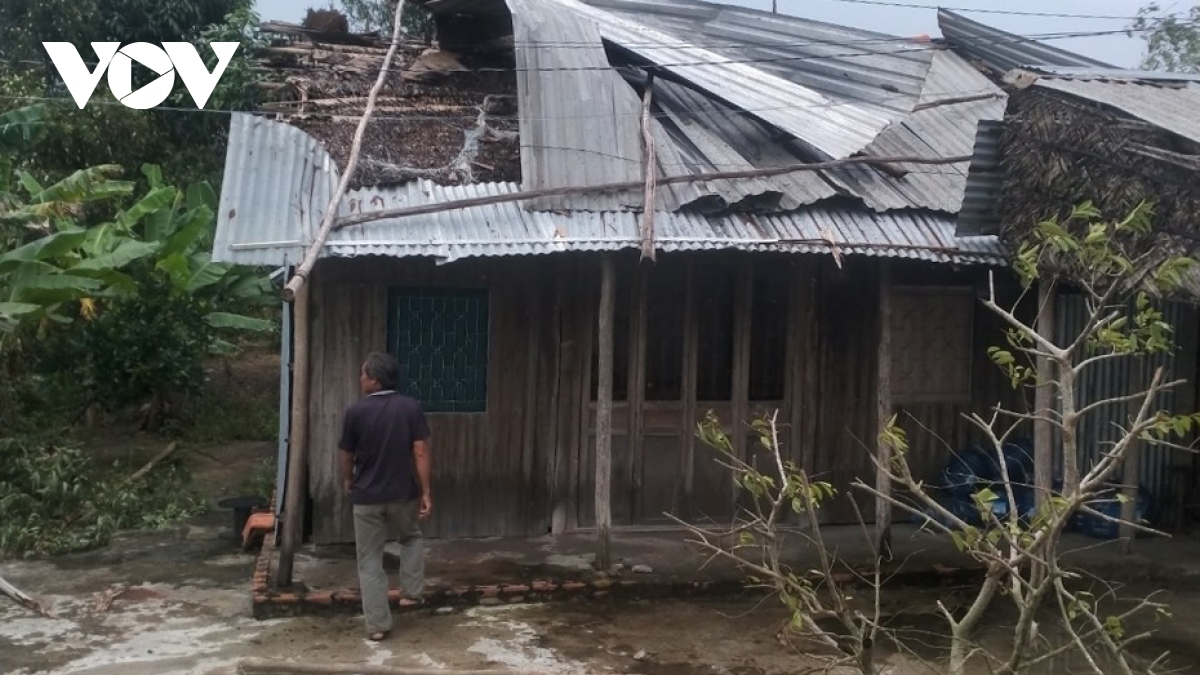 dong loc o tien giang gay thiet hai nhieu nha dan hinh anh 1