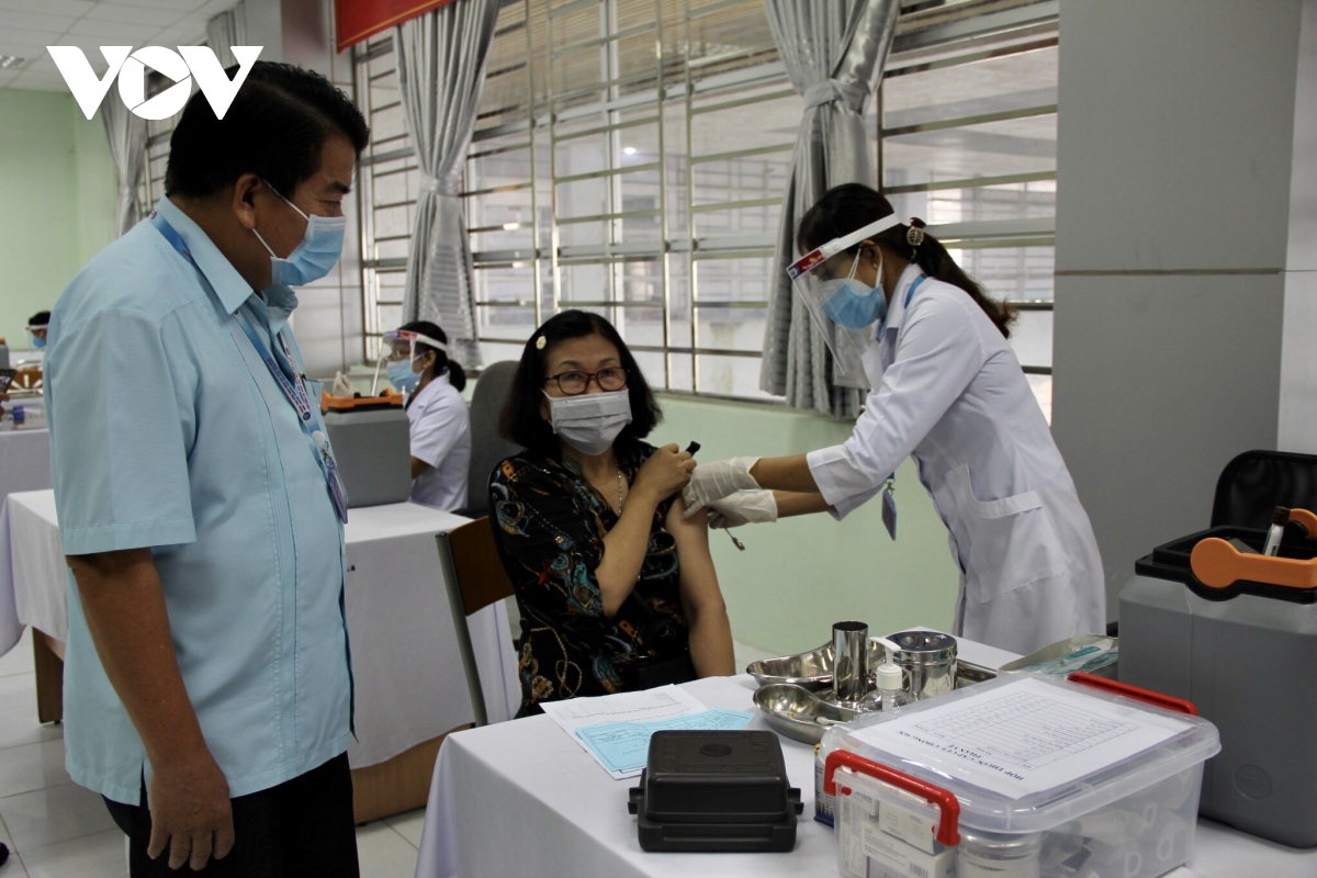 hau giang trien khai tiem vaccine phong covid-19 dot 3 voi hon 26.100 lieu hinh anh 1