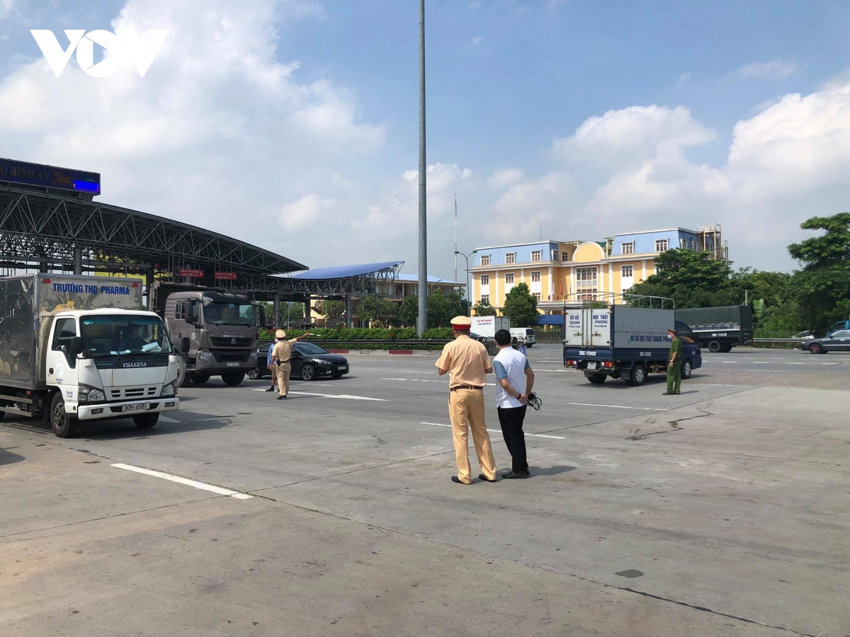 Hà Nội ngày đầu giãn cách: Sở GTVT cấp thẻ nhận diện nhãn "hàng mau hỏng"