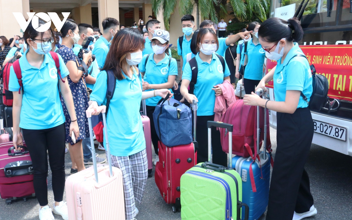 can bo, sinh vien Dai hoc y duoc hai phong len duong ho tro binh duong phong chong dich hinh anh 1