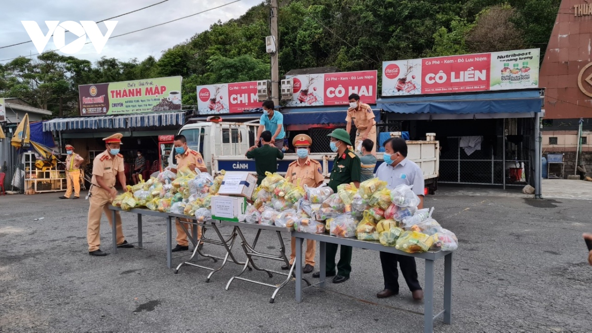 hang tram nguoi va vat cho qua chot kiem soat lang co hinh anh 12