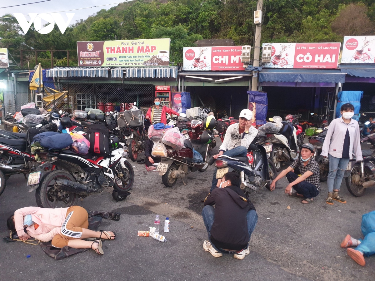 canh sat giao thong trang dem dan doan nguoi tu tp.hcm ve que di qua Da nang hinh anh 1