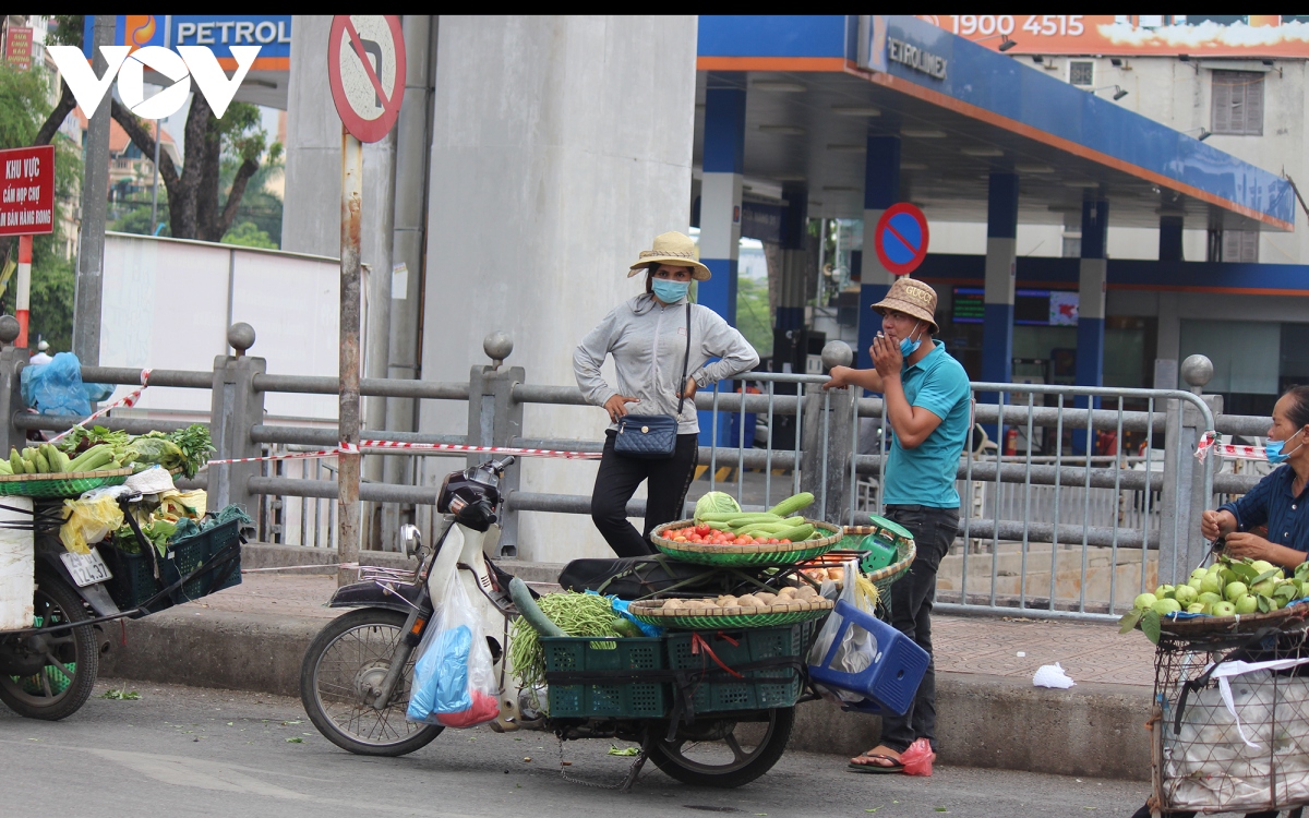 cho coc, cho tam o ha noi van ngang nhien tu hop sau cong dien so 15 hinh anh 9