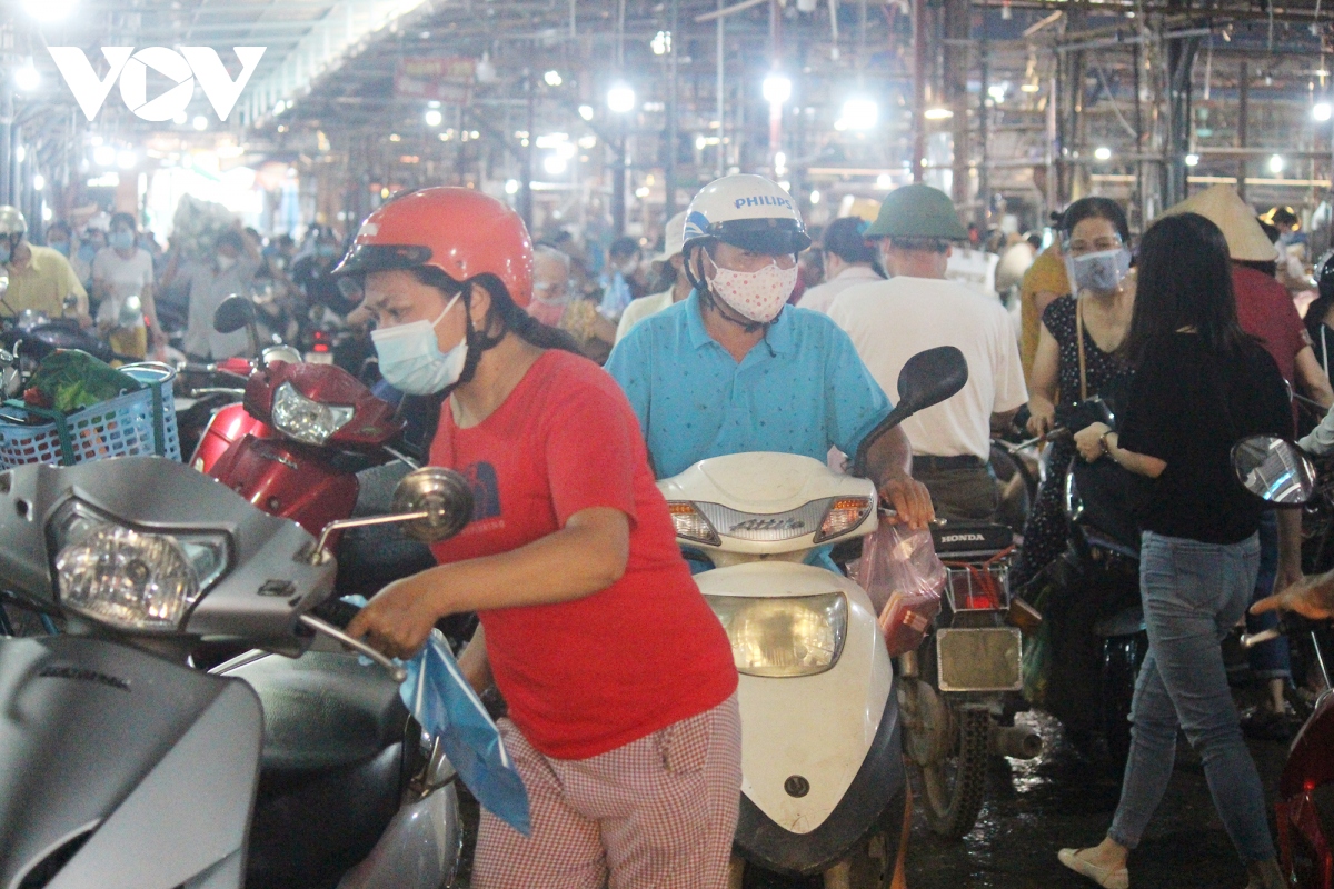 sang dau tien gian cach, cho dan sinh ha noi van dong nguoi du hang hoa khong thieu hinh anh 2