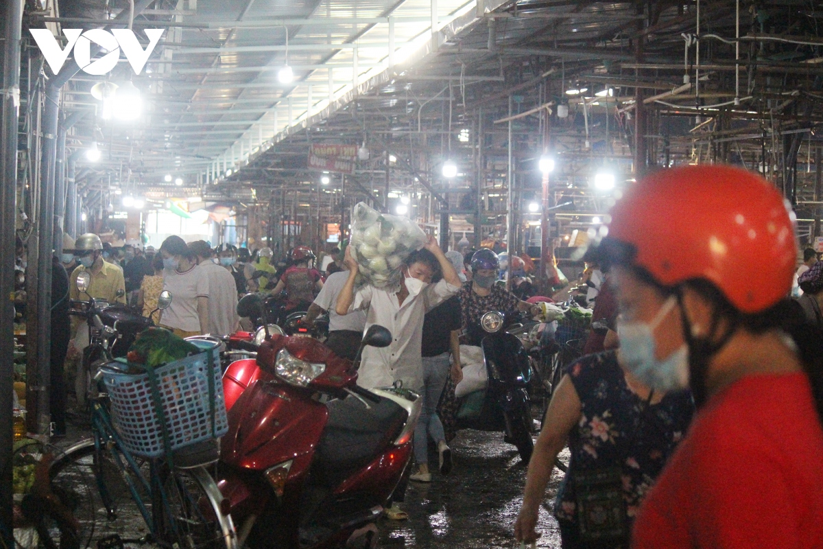 sang dau tien gian cach, cho dan sinh ha noi van dong nguoi du hang hoa khong thieu hinh anh 3