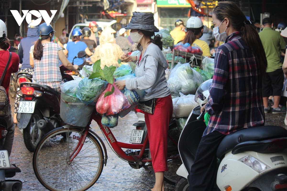 sang dau tien gian cach, cho dan sinh ha noi van dong nguoi du hang hoa khong thieu hinh anh 4