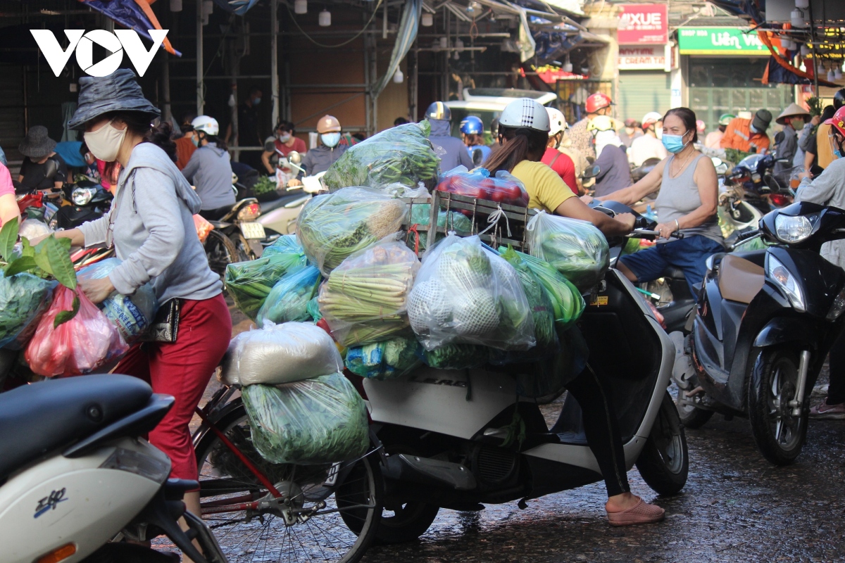 sang dau tien gian cach, cho dan sinh ha noi van dong nguoi du hang hoa khong thieu hinh anh 5