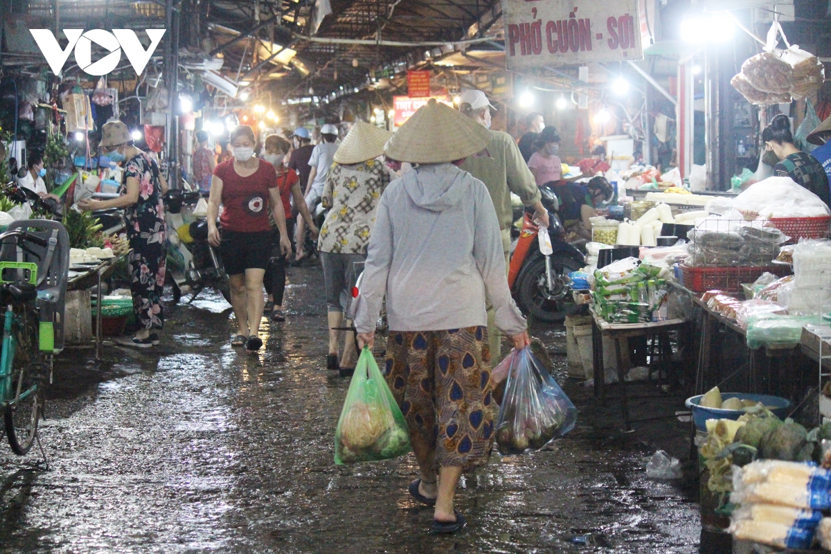 sang dau tien gian cach, cho dan sinh ha noi van dong nguoi du hang hoa khong thieu hinh anh 6