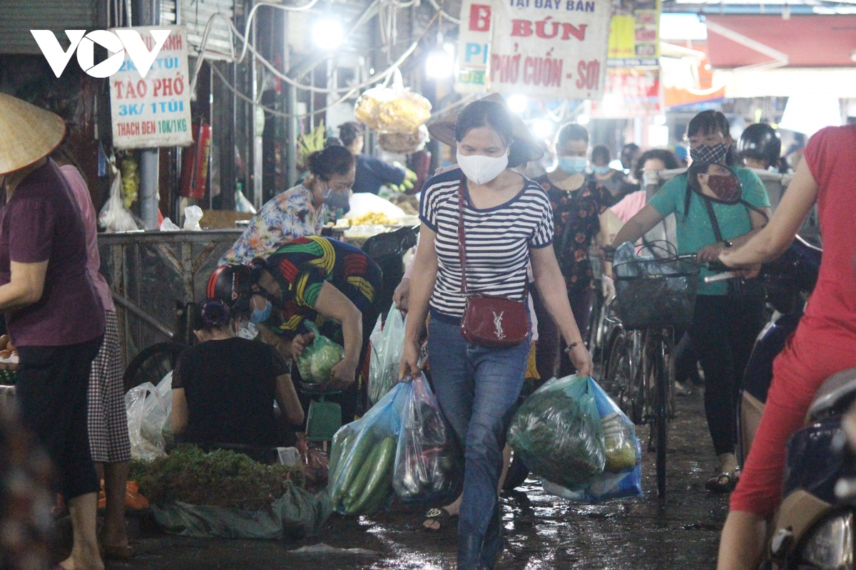 sang dau tien gian cach, cho dan sinh ha noi van dong nguoi du hang hoa khong thieu hinh anh 10