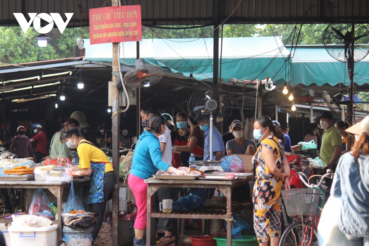 sang dau tien gian cach, cho dan sinh ha noi van dong nguoi du hang hoa khong thieu hinh anh 8