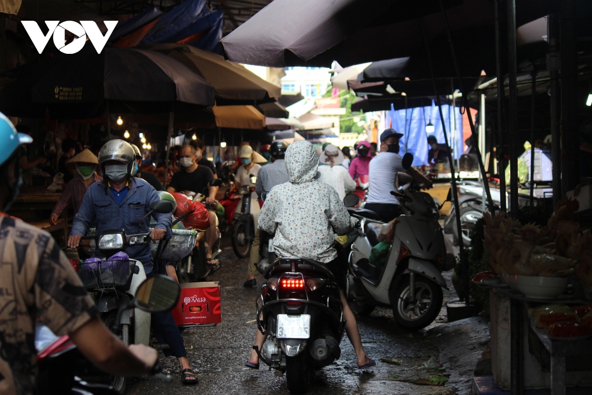 sang dau tien gian cach, cho dan sinh ha noi van dong nguoi du hang hoa khong thieu hinh anh 15