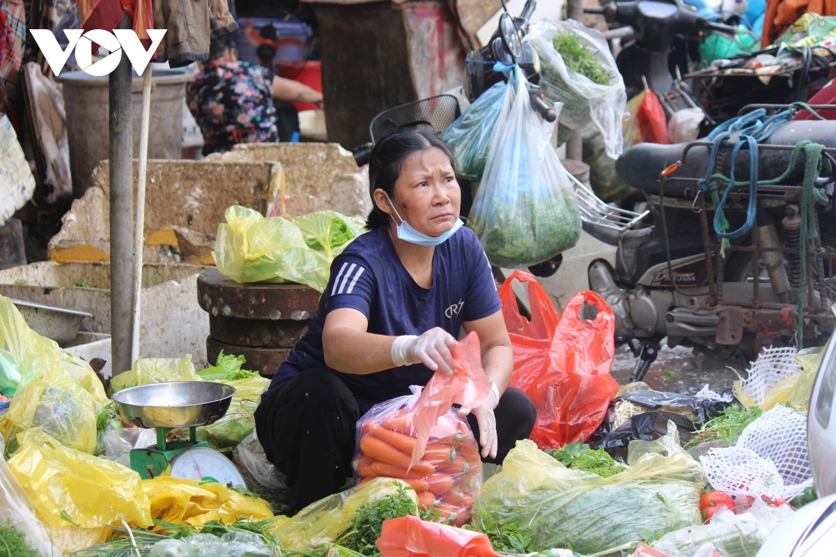 sang dau tien gian cach, cho dan sinh ha noi van dong nguoi du hang hoa khong thieu hinh anh 16