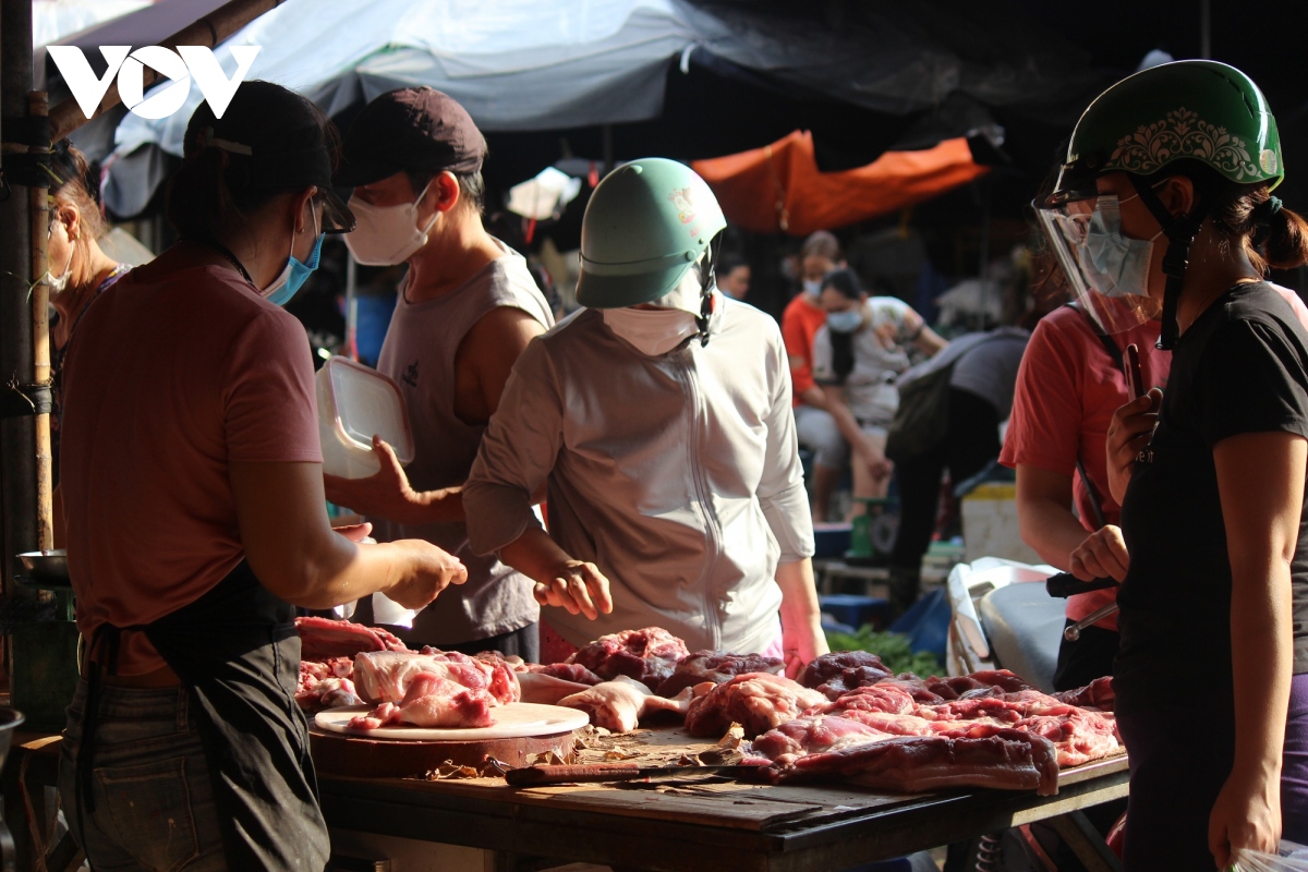 sang dau tien gian cach, cho dan sinh ha noi van dong nguoi du hang hoa khong thieu hinh anh 9