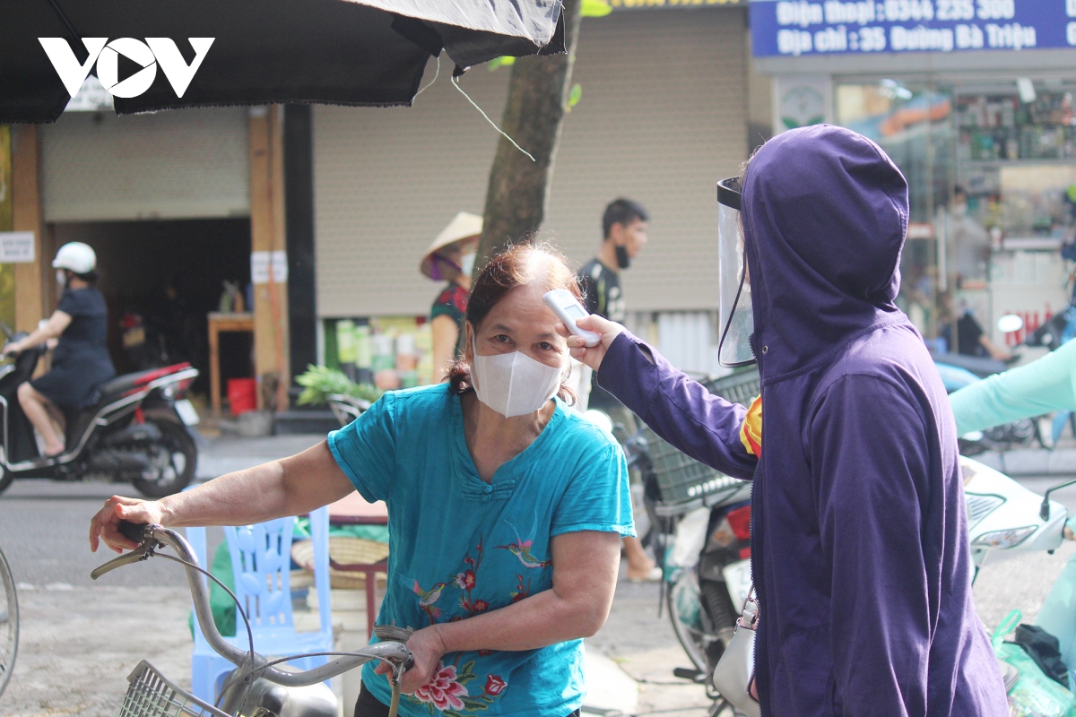 sang dau tien gian cach, cho dan sinh ha noi van dong nguoi du hang hoa khong thieu hinh anh 14