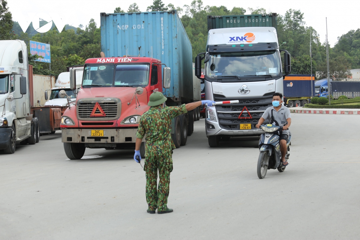 khong de xe luong xanh di sai quy dinh, cho nguoi vuot chot kiem dich hinh anh 3