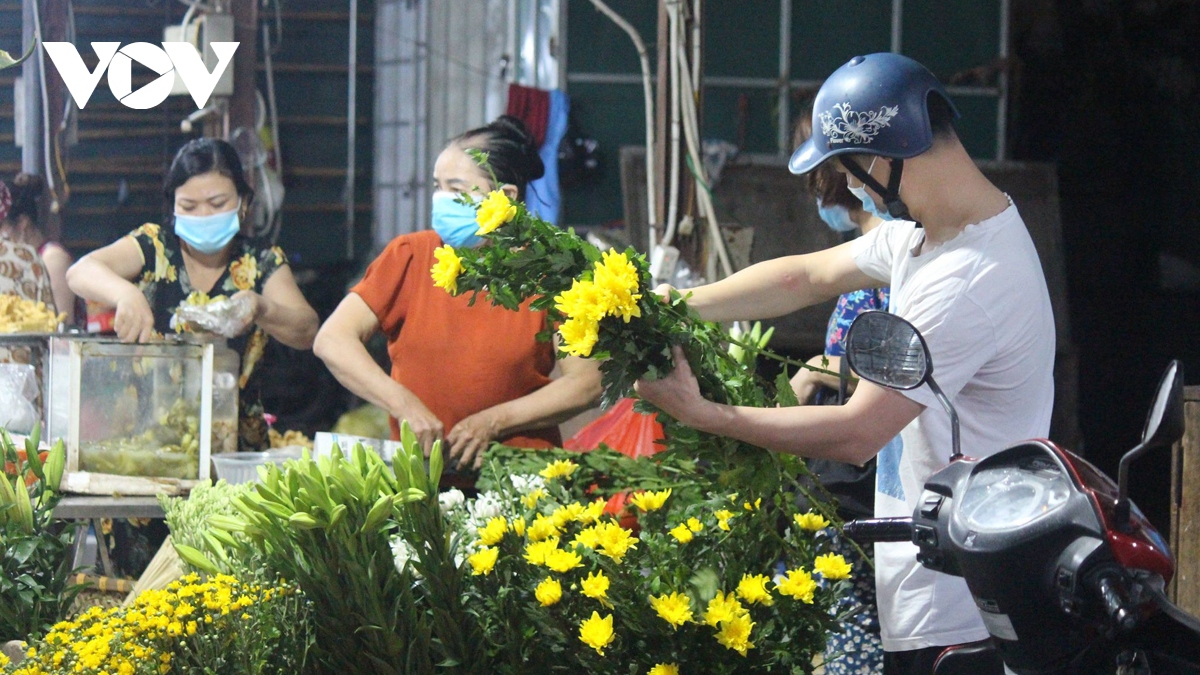 ngay dau gian cach tai ha noi gia ca o cho dan sinh kha on dinh hinh anh 3