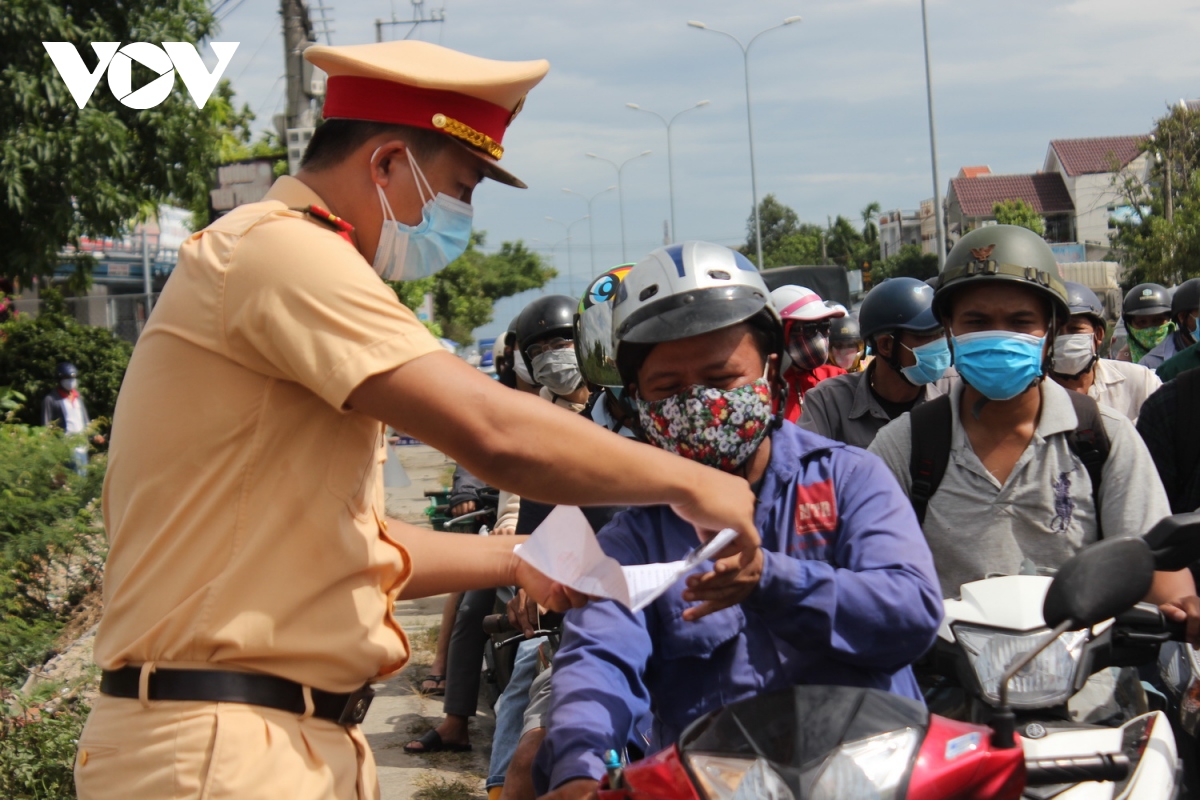 dong nguoi chon chan tren duong cho qua chot giap ranh Da nang - quang nam hinh anh 2