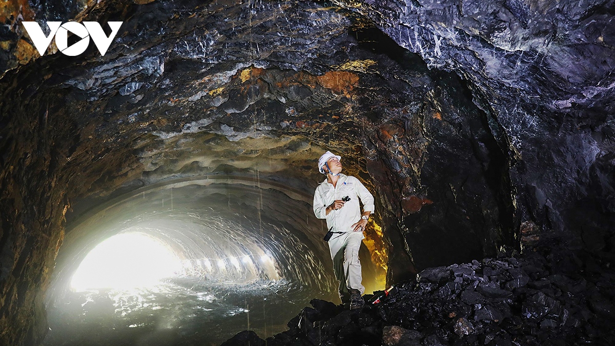 Thông hầm xuyên núi trên đường bao biển Hạ Long