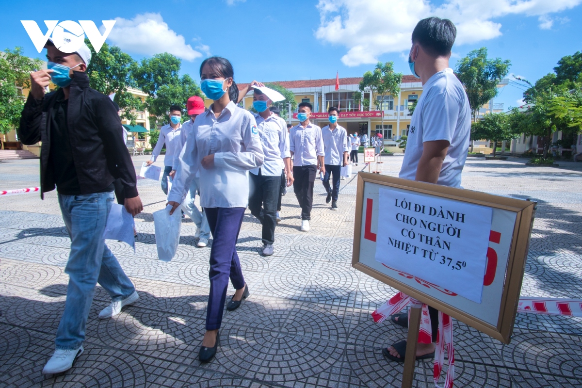 xet nghiem covid-19 cho phong vien, hoc sinh tham gia thi thpt quoc gia 2021 hinh anh 2