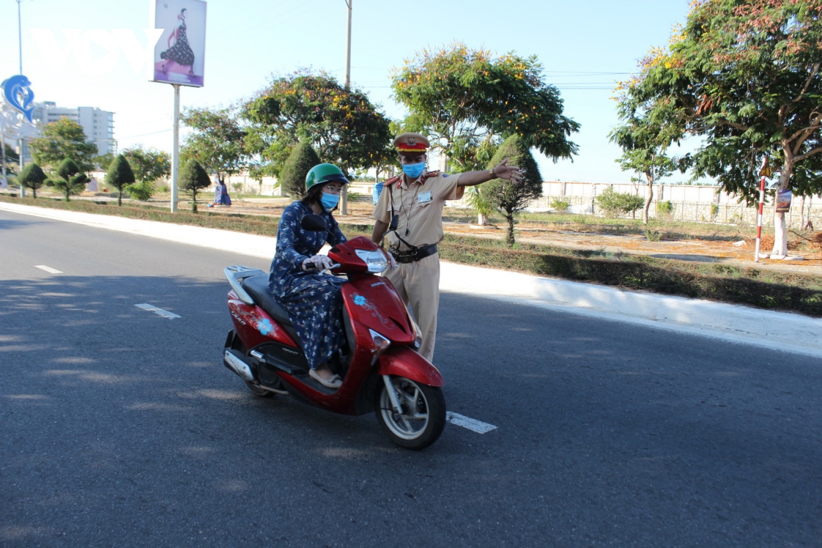 quang nam yeu cau can bo, cong chuc, nguoi lao dong khong den, tro ve Da nang hinh anh 2