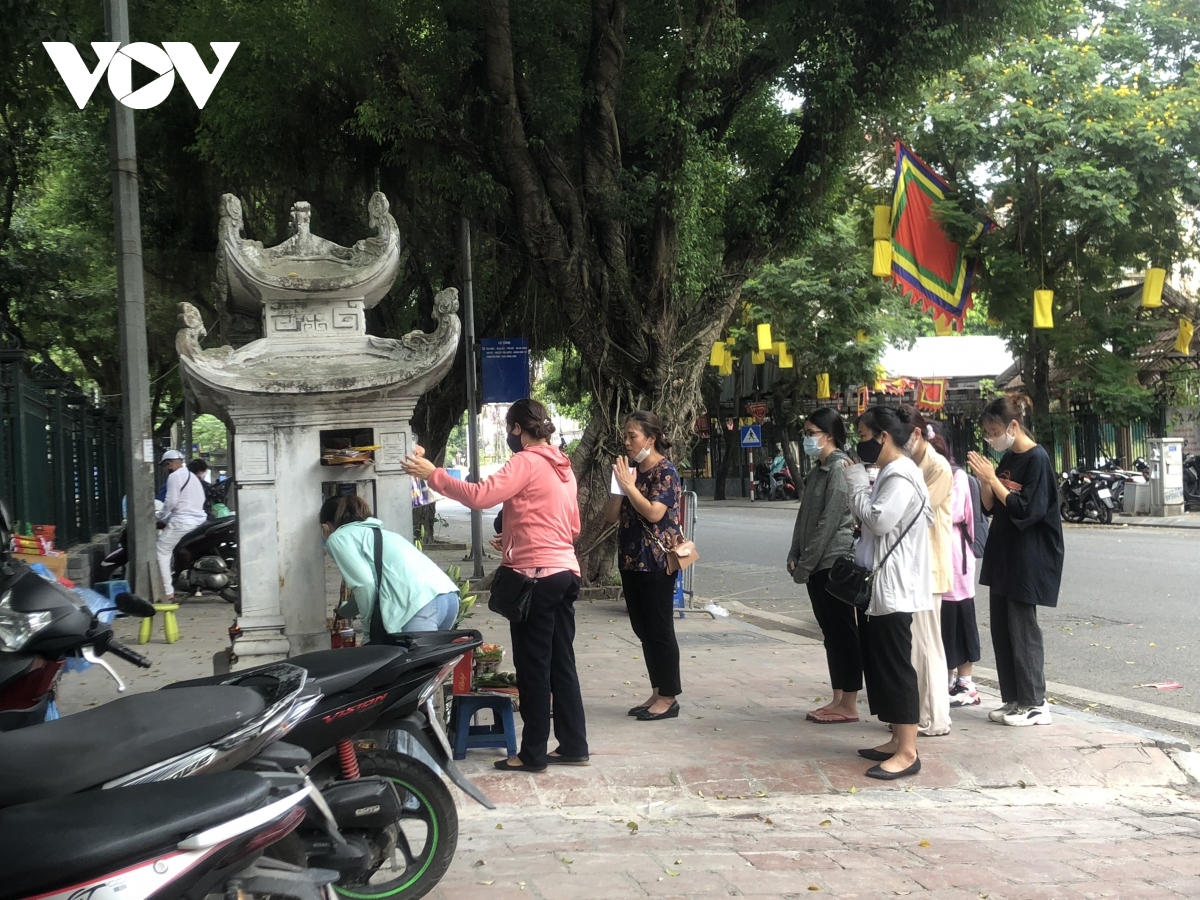 hang tram si tu den van mieu vai vong cau may truoc ky thi tot nghiep thpt hinh anh 1