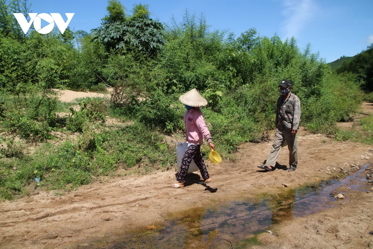 nguoi dan mot so khu vuc mien nui o binh Dinh thieu nuoc sinh hoat hinh anh 3