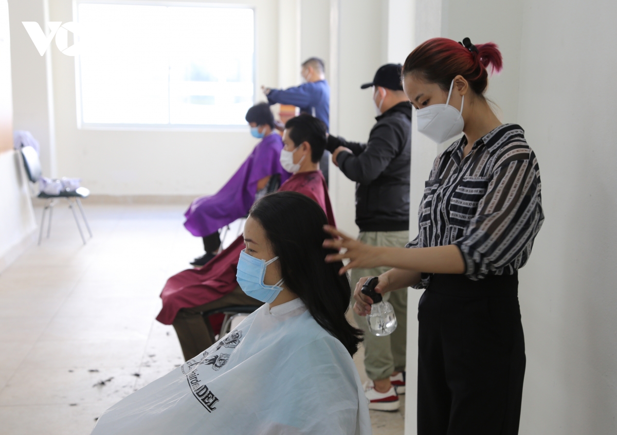 Nhiều bệnh viện ở TP.HCM mời thợ đến cắt tóc cho nhân viên y tế