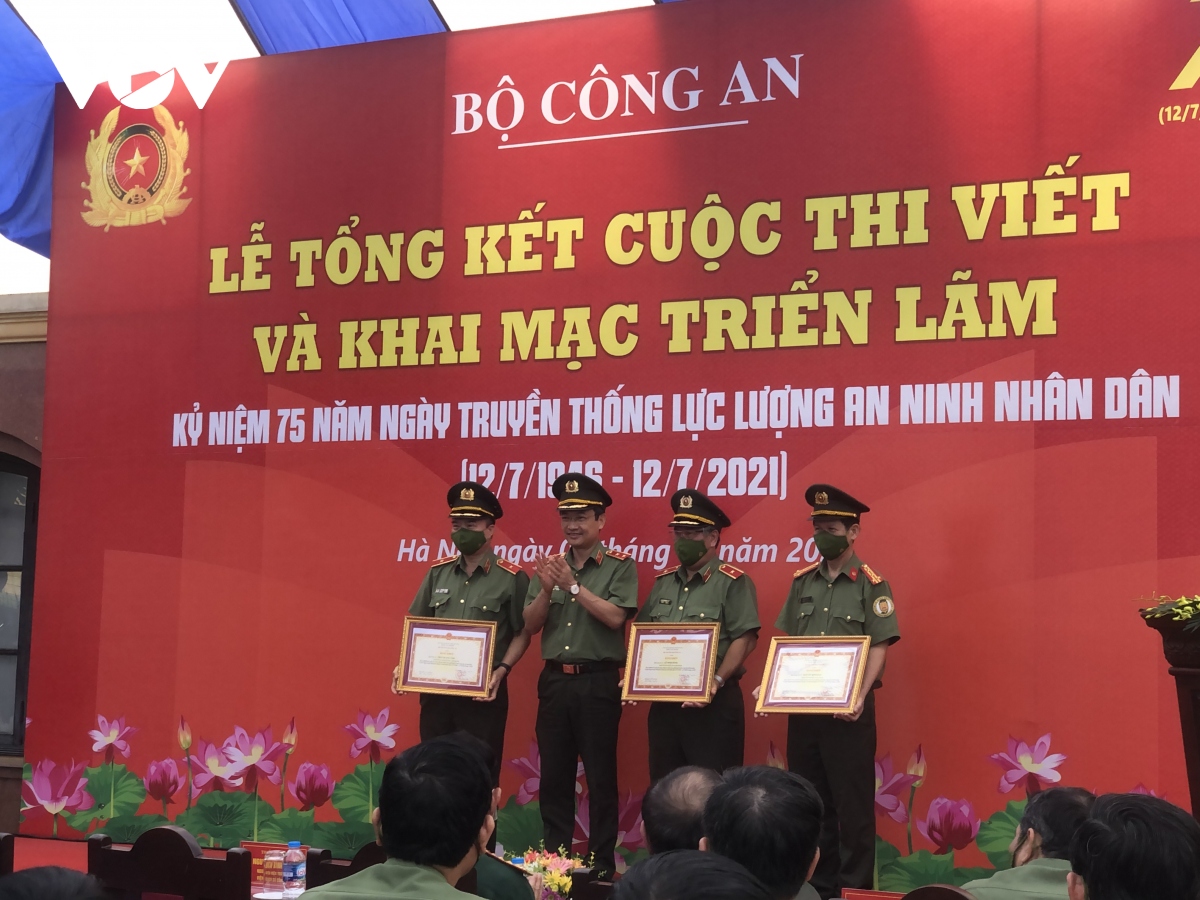 trao giai cuoc thi viet va khai mac trien lam 75 nam luc luong annd viet nam anh hung hinh anh 2