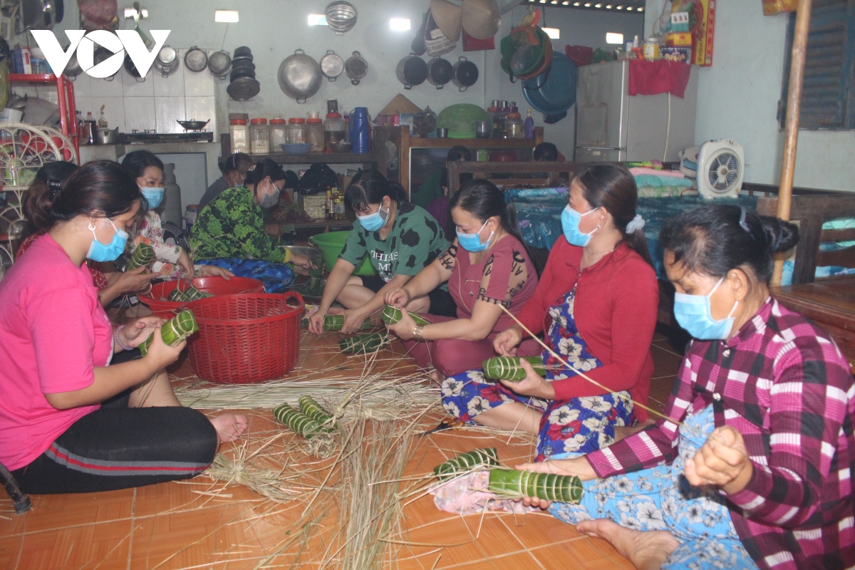 nguoi dan day tu to mo sang goi banh, danh ca gui tang luc luong tuyen dau chong dich hinh anh 1