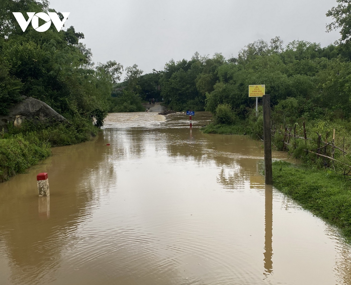 quang binh mua lon, mot so ban lang bi chia cat tam thoi hinh anh 1