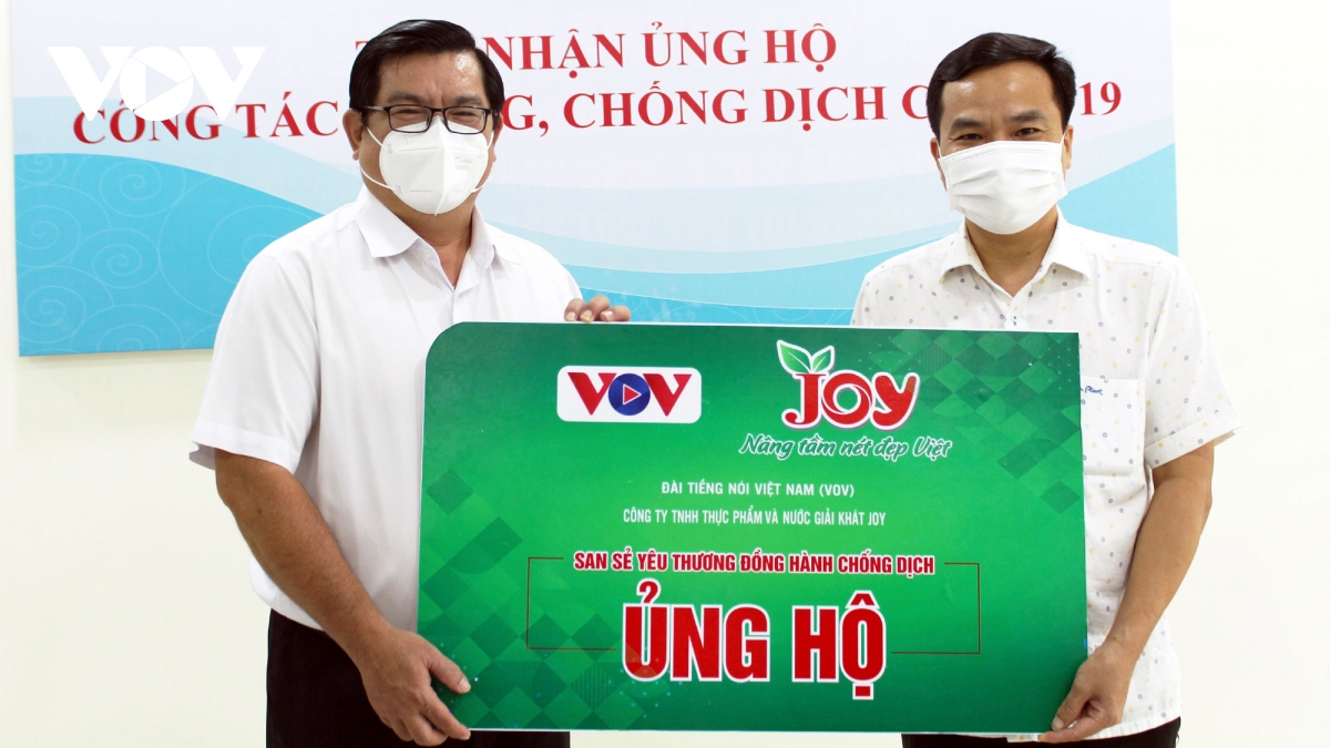 VOV trao quà ủng hộ TP.HCM phòng chống dịch Covid