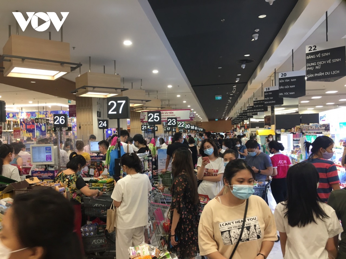 aeon mall ha Dong dong nghet nguoi, nhan vien sieu thi lien tuc cap hang hinh anh 5