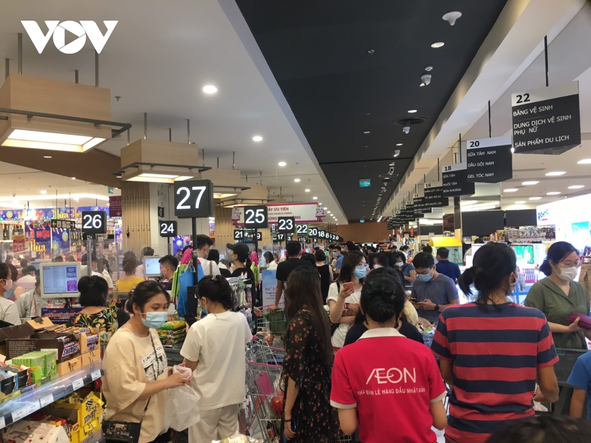 aeon mall ha Dong dong nghet nguoi, nhan vien sieu thi lien tuc cap hang hinh anh 15