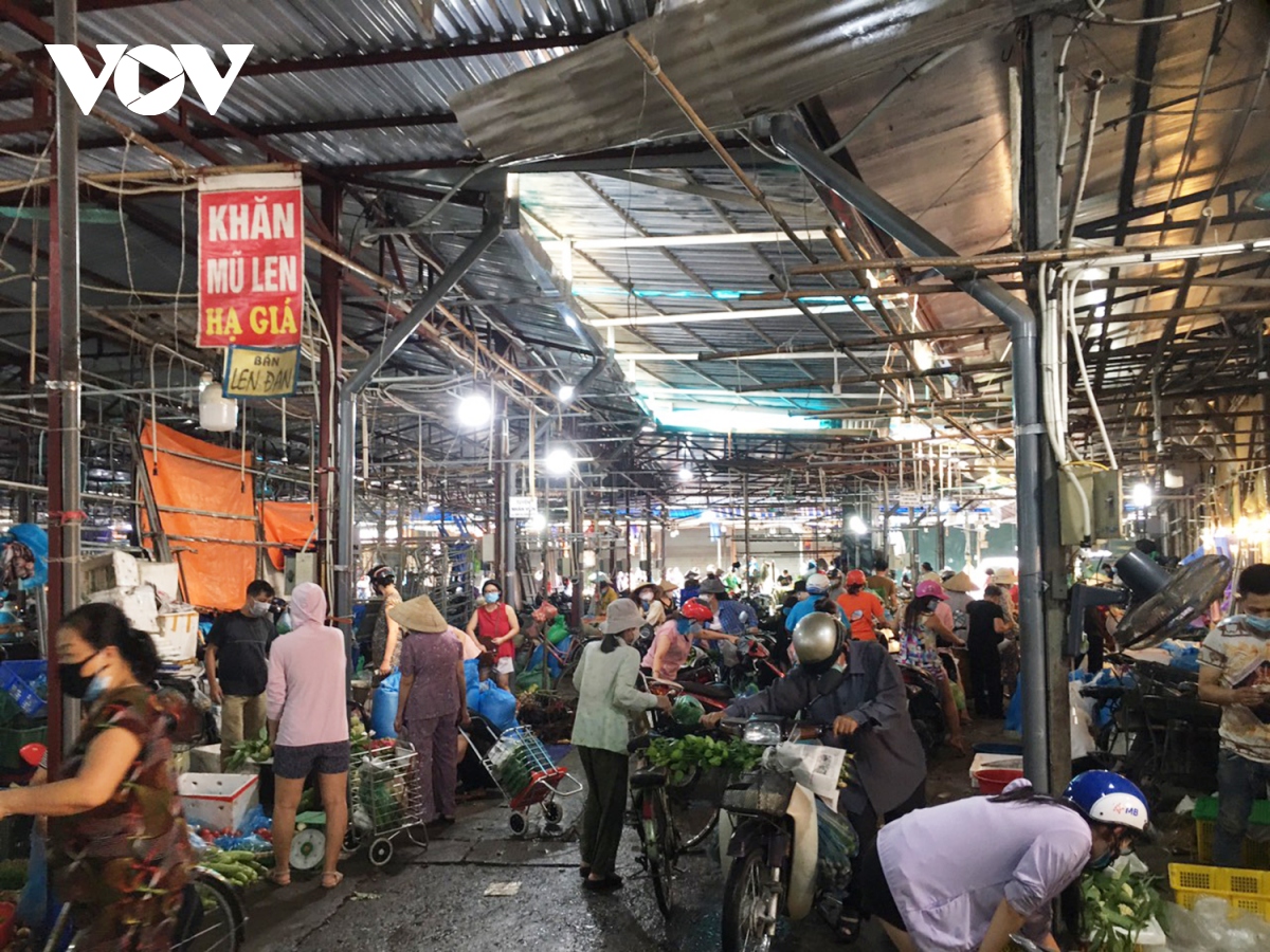 sang dau tien gian cach, cho dan sinh ha noi van dong nguoi du hang hoa khong thieu hinh anh 18