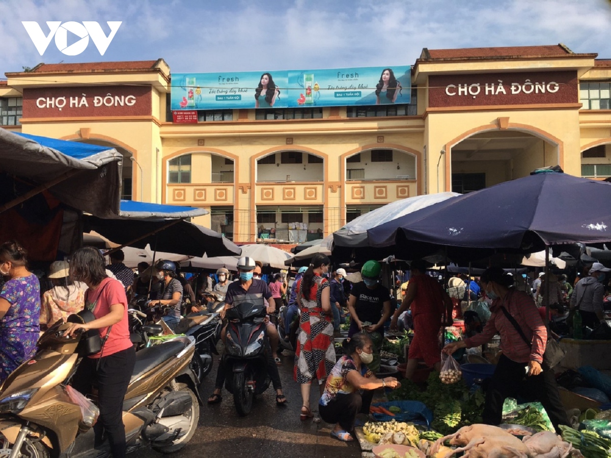 sang dau tien gian cach, cho dan sinh ha noi van dong nguoi du hang hoa khong thieu hinh anh 13