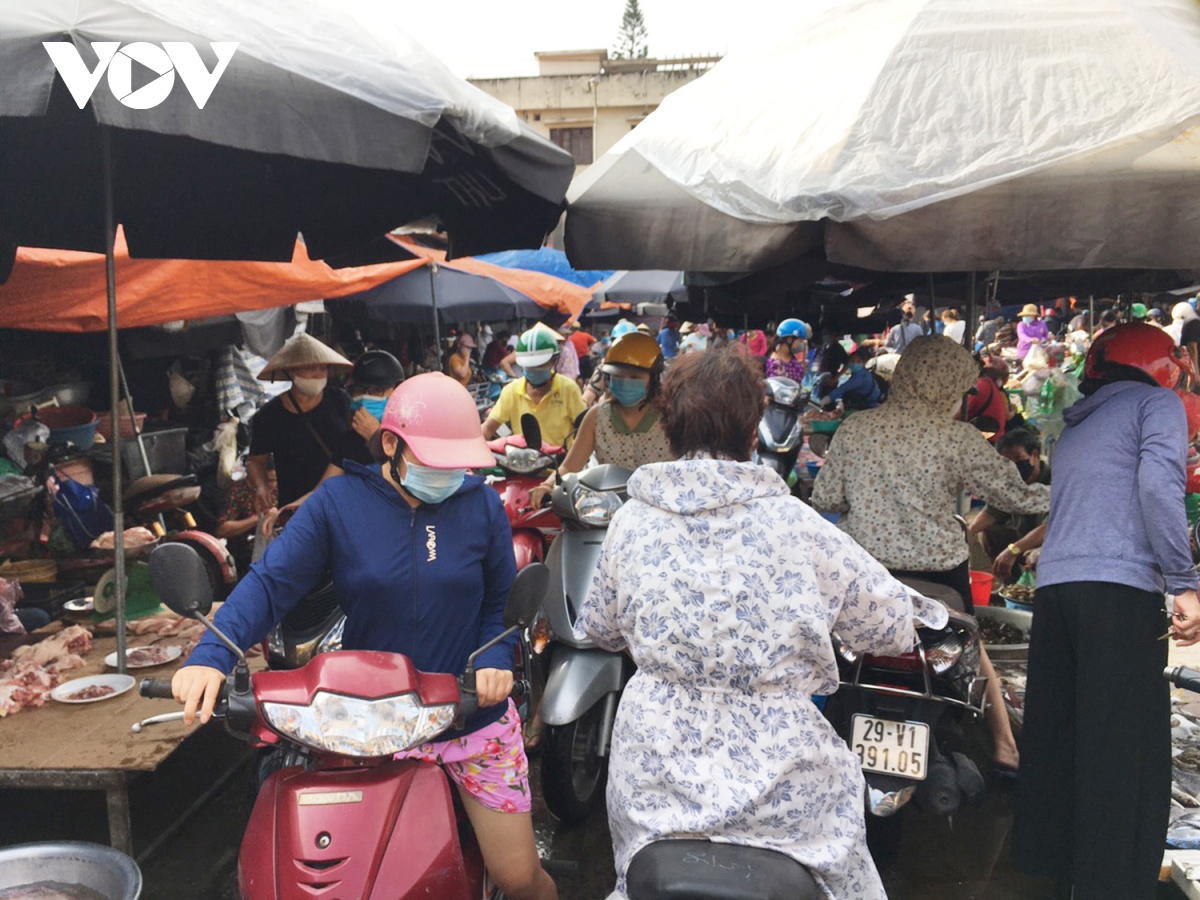 sang dau tien gian cach, cho dan sinh ha noi van dong nguoi du hang hoa khong thieu hinh anh 19