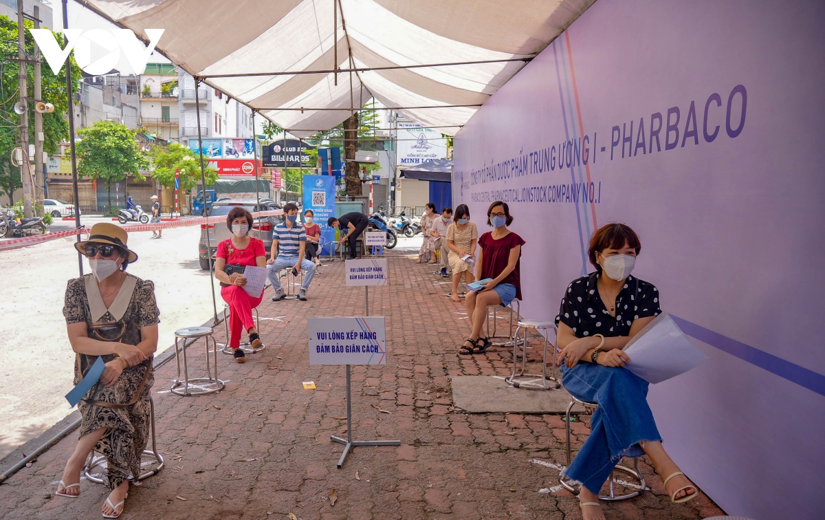 ha noi dam bao tiem vaccine covid-19 dung tien do va an toan xuong tung quan, huyen hinh anh 1