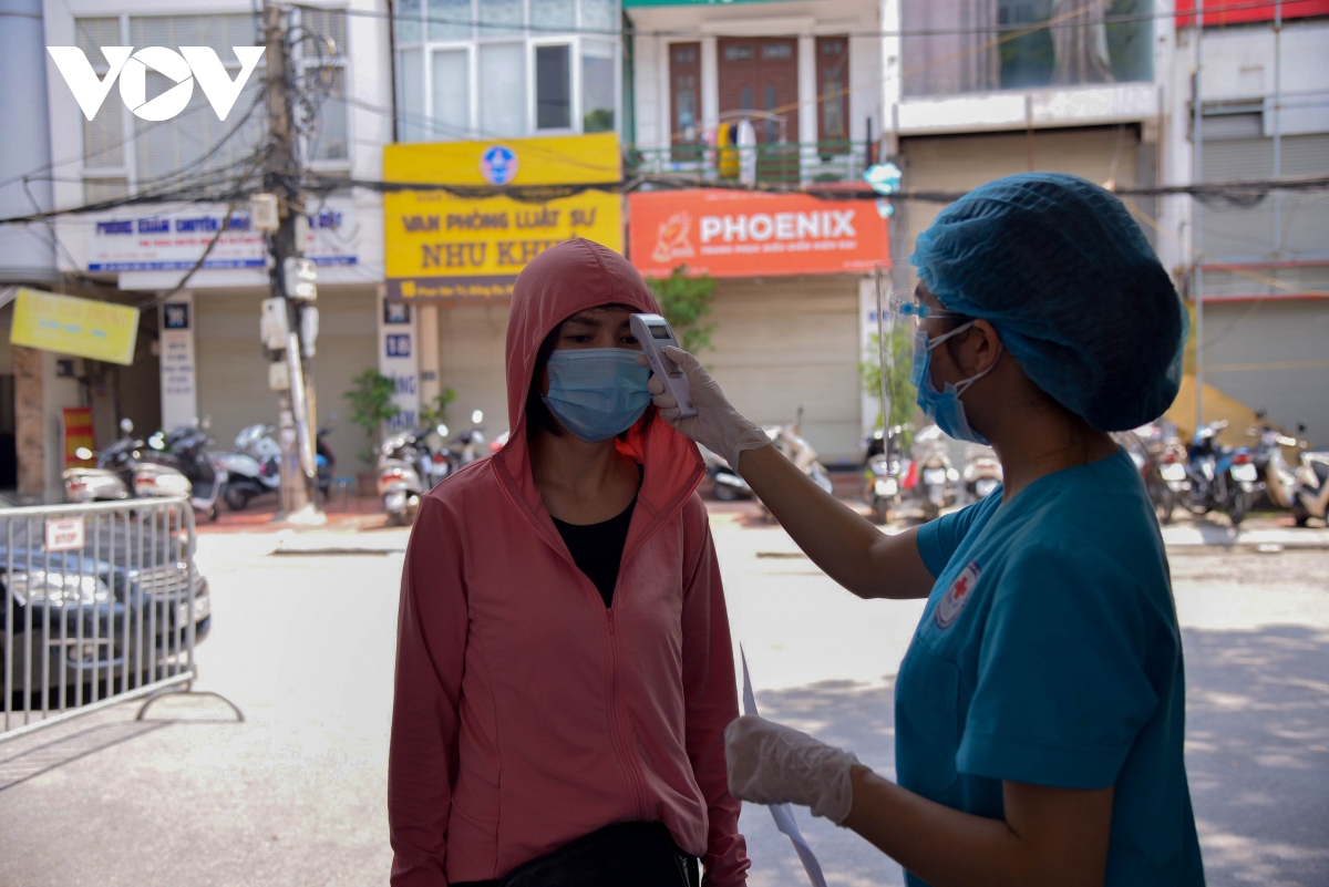 ha noi dam bao tiem vaccine covid-19 dung tien do va an toan xuong tung quan, huyen hinh anh 3