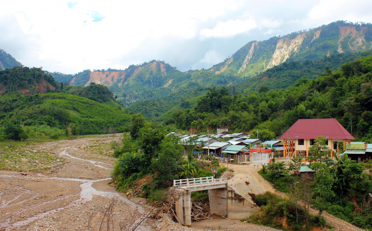 hiem hoa rinh rap tren cac cung duong mien nui quang nam hinh anh 12