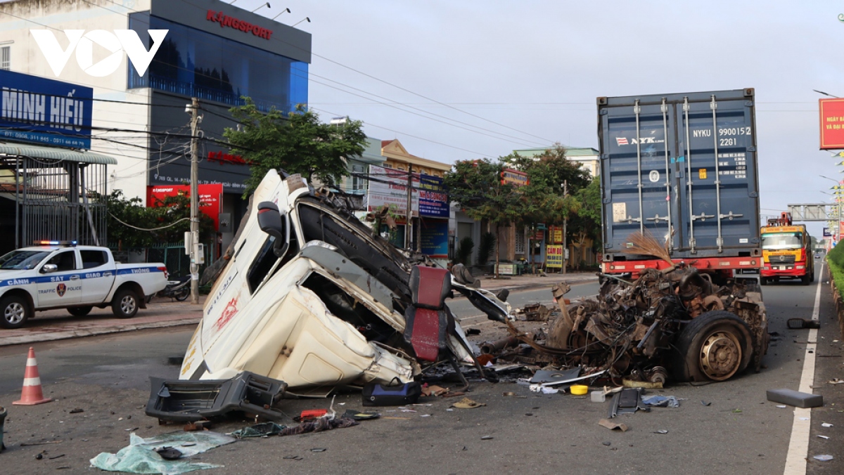 xe container tong vao xe bom be tong o binh phuoc, 3 nguoi thuong vong hinh anh 1