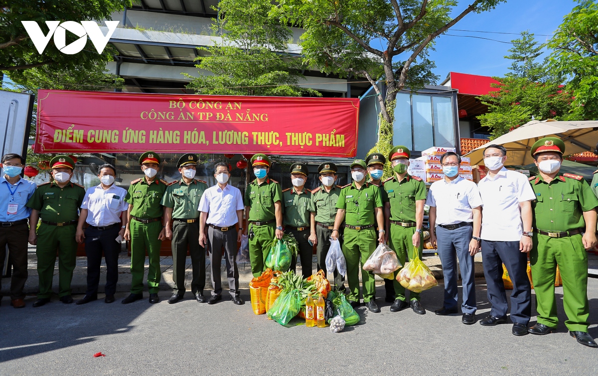 Công an Đà nẵng mua thực phẩm giúp dân, tặng kèm rau xanh